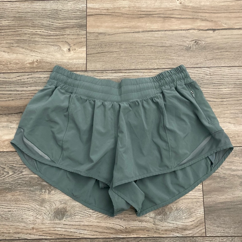Lululemon Hottie Hot 2.5 inch shorts